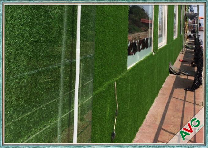 装飾的な草の壁を美化するほとんどの現実的で自然な一見の庭の装飾 0