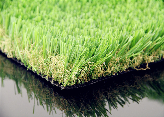 中国 装飾的な庭の人工的な泥炭の偽の草の芝生16800のステッチ/平方メートル密度 サプライヤー