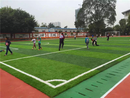 中国 環境に優しい耐久の偽の泥炭の運動場のサッカーの総合的な草 サプライヤー