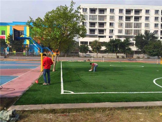 中国 運動場のための屋外の総合的な草、人工的な運動場の草のPE材料 サプライヤー