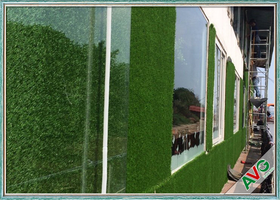中国 装飾的な草の壁を美化するほとんどの現実的で自然な一見の庭の装飾 サプライヤー