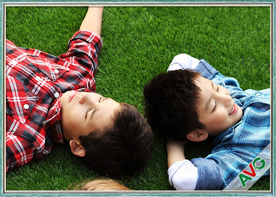 中国 30mmの耐久のクーラーの遊び場の子供のための表面の総合的な人工的なカーペット草 サプライヤー
