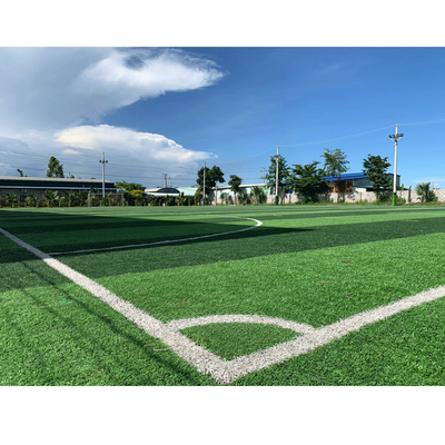 中国 40mmのフットボール競技場のための柔らかい緑の人工的な草ロール サプライヤー