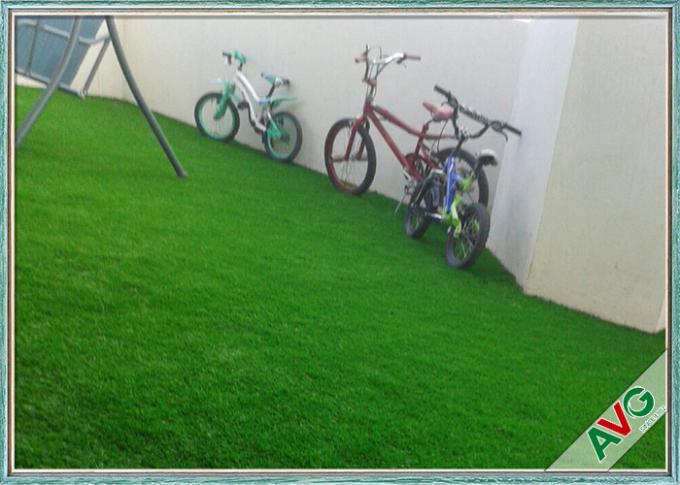 完全な皮保護幼稚園の運動場の総合的な泥炭によって着色される草 0