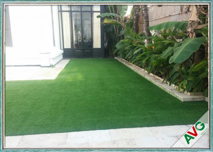 擬似草は住宅のヤード/遊び場のための屋外の人工的な草にカーペットを敷く 0
