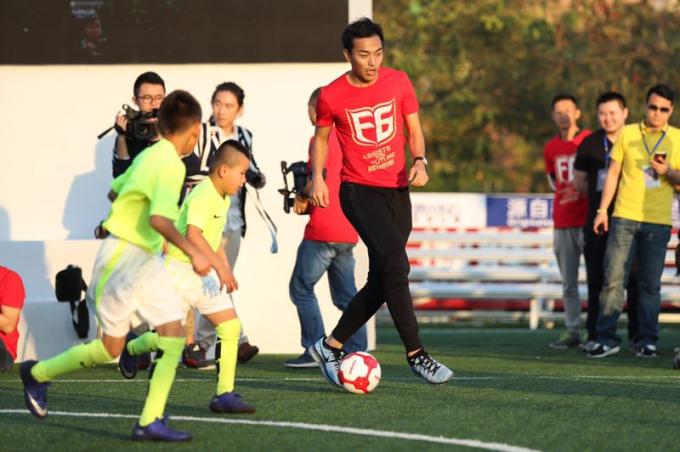 最新の会社ニュース 昨日握られる馮瀟霆の慈善のフットボールの試合愛を中国のフットボールの未来に捧げる  1