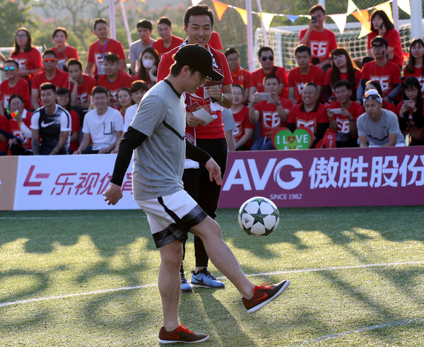 最新の会社ニュース 昨日握られる馮瀟霆の慈善のフットボールの試合愛を中国のフットボールの未来に捧げる  2