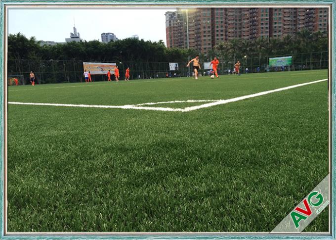 自然な見る総合的なフットボールの人工的な草の芝生の泥炭はまっすぐなヤーンのタイプにカーペットを敷く 0