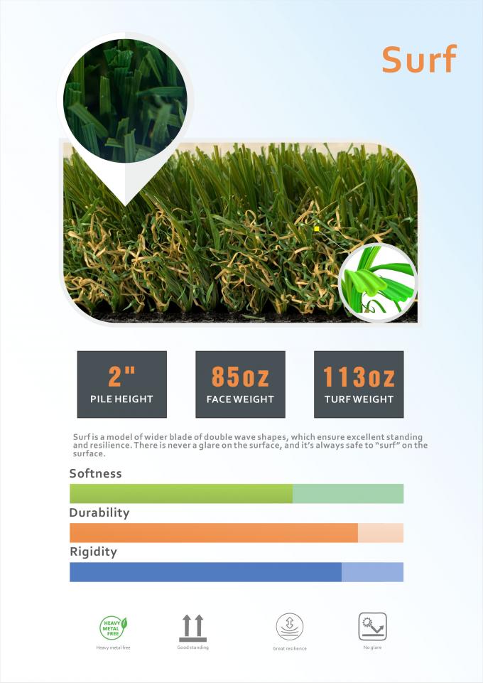 緑のカーペット ロール庭の人工的な草60mmの高さの広い波状のマット 0