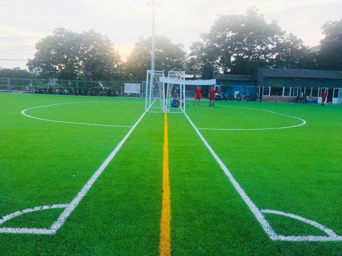 人工的なフットボールの草のフットボールの泥炭の草のスポーツの床40-60mm 0