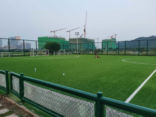 中国 卸売のフットボール競技場の価格のために床を張っているフットボールの人工的な草及びスポーツ サプライヤー