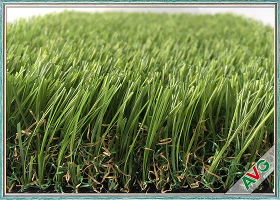 中国 緑色の庭の屋外の人工的な草の紫外線抵抗力がある草のカーペットの泥炭 サプライヤー