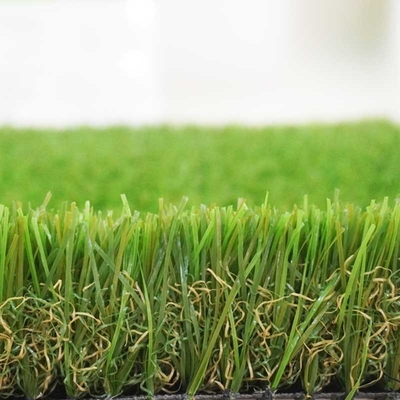 中国 泥炭の総合的な緑はCesped人工ロールGazonの人工的な草にカーペットを敷く サプライヤー