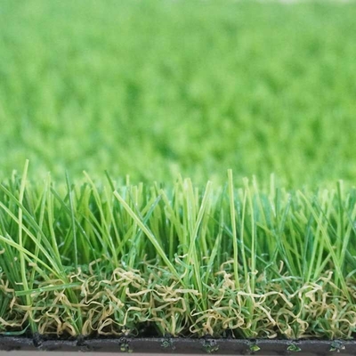 中国 草のマットの泥炭の床は庭のための屋外の緑のカーペットの人工的な芝生を転がす サプライヤー