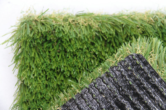 中国 自然なデラックスに見ること35mmの屋外の人工的な草を美化する サプライヤー