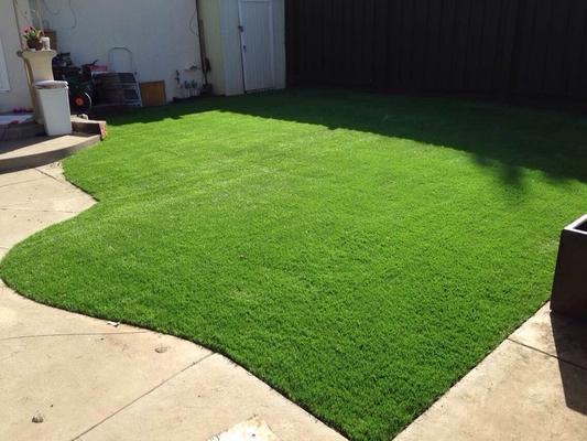 庭の景色の草のための人工的な草のカーペットの総合的な草 サプライヤー