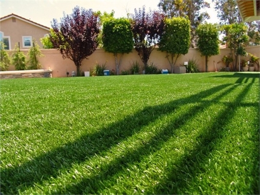 中国の総合的な草は屋内庭のカーペット草の人工的な泥炭の草にカーペットを敷く サプライヤー